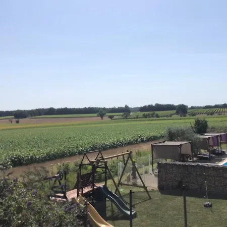 The Courtyard En Charente Charmant Avec Piscine Et Wifi Parfait En Famille Ou En Couple Otel