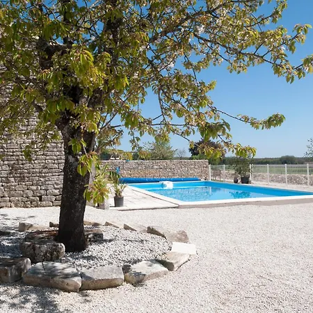 The Courtyard En Charente Charmant Avec Piscine Et Wifi Parfait En Famille Ou En Couple Otel 4*