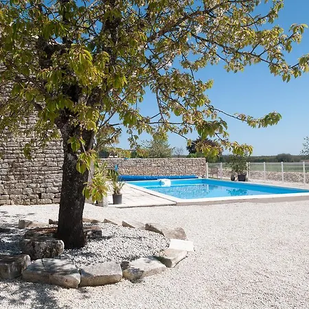 The Courtyard En Charente Charmant Avec Piscine Et Wifi Parfait En Famille Ou En Couple Otel