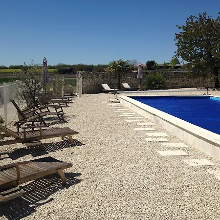 The Courtyard En Charente Charmant Avec Piscine Et Wifi Parfait En Famille Ou En Couple Otel 4*